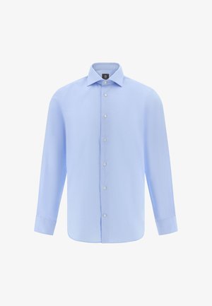 Jasnoniebieska koszula z długim rękawem, z kołnierzykiem i białymi guzikami, wykonana z gładkiego materiału o jednolitej fakturze.