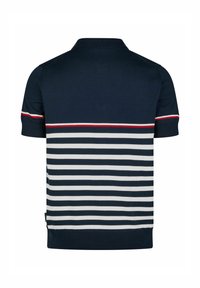 Polo shirt marine avec motif rayé ; présente des rayures blanches horizontales avec des accents rouges sur les épaules et l'ourlet ; manches courtes et col.