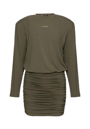 Olivgrünes Langarmkleid mit gerafftem Rock und "LA MANIA"-Logo zentriert auf der Brust.