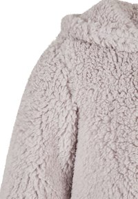 Ljusgrå fleecehoodie med en strukturerad, fluffig yta. Har en huva och visar mjukt, tjockt tyg samt en avslappnad, mysig design.