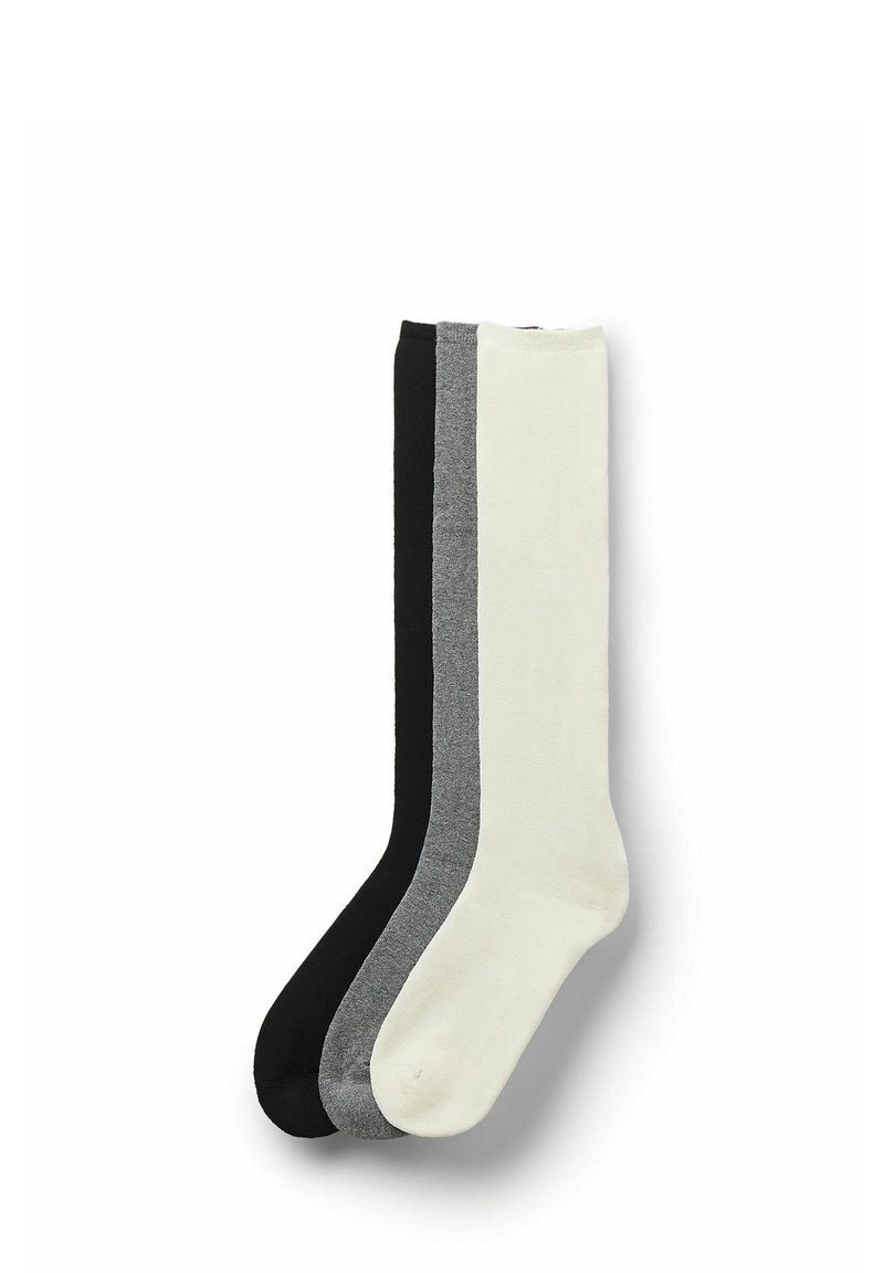Ensemble de trois paires de chaussettes en noir, gris et crème. Fabriquées dans un tissu lisse, chaque paire de chaussettes présente un bord côtelé et un design uni.