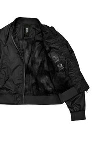 Giacca bomber nera con un esterno liscio e resistente all'acqua. Caratterizzata da un motivo interno, polsini a coste e chiusura con zip.