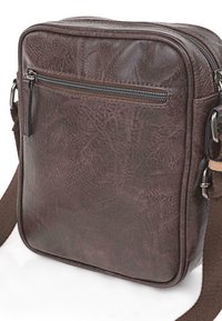 Bolso bandolera de cuero marrón con superficie texturizada, con un bolsillo frontal con cremallera, correa ajustable y forma rectangular.