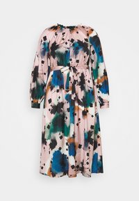 Roze jurk met bloemenprint, voorzien van groene, blauwe en zwarte accenten, lange pofmouwen, een taillering met een riem en een ronde halslijn.