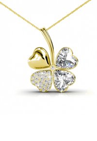 Gouden ketting met een klavertje vier hanger, voorzien van drie hartvormige kristallen en een sectie van kleine heldere stenen, gepolijste afwerking.