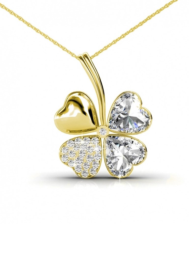 Gouden ketting met een klavertje vier hanger, voorzien van drie hartvormige kristallen en een sectie van kleine heldere stenen, gepolijste afwerking.