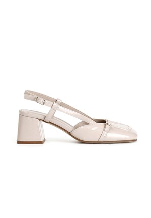 Scarpa slingback in pelle verniciata beige con punta quadrata, tacco largo e design a cinturini incrociati con un piccolo dettaglio a fibbia.