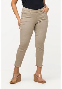 Ulla Popken - SIENNA - Pantalon classique - mastic foncé Image miniature 1