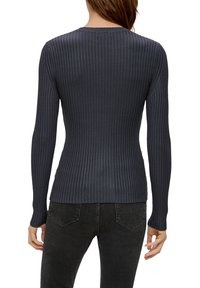Dunkelgrauer, gerippter Pullover mit langen Ärmeln, rundem Ausschnitt und taillierter Form. Er hat verlängerte Ärmel und eine leicht zulaufende Taille.