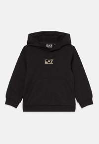 Čierna kapucňová mikina vyrobená z bavlny. Obsahuje klokanie vrecko a zlaté logo na hrudi. Dlhé rukávy a rebrované manžety.