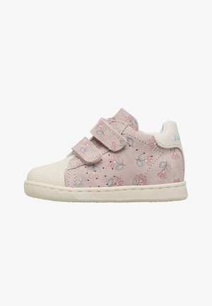 Baskets roses pour tout-petit avec motifs floraux, deux bandes velcro, semelle en caoutchouc blanche et bout renforcé.