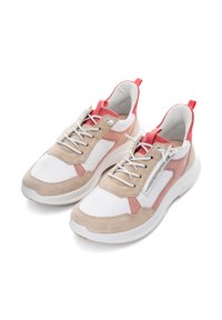 Beige und weiße Sportschuhe mit pinken Akzenten; aus Leder und Wildleder gefertigt; verfügen über eine strukturierte Zehenpartie, Schnürung und gepolsterten Kragen.