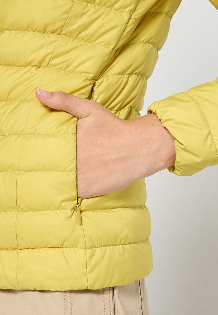 Helle gelbe Pufferjacke mit einem gesteppten Design, Seitentaschen, elastischen Bündchen und einer glatten, glänzenden Textur.
