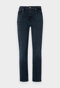 Jeans de mezclilla oscura con un diseño de pierna recta, que cuentan con una cintura alta, estilo de cinco bolsillos y herrajes en tono dorado. Textura suave, con un desvanecimiento mínimo.
