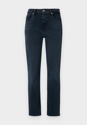Donkerdenim jeans met een rechte pijpdesign, voorzien van een hoge taille, vijf-pocketstijl en gouden accenthardware. Glad textuur, minimale vervaging.