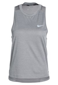 Camiseta atlética sin mangas gris con el logo de la marca "Nike" en el pecho y detalles de malla en los hombros y el cuello de la espalda.
