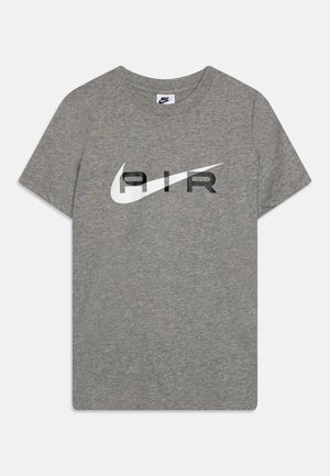 T-shirt Nike gris à manches courtes avec le mot "AIR" et un logo Nike swoosh blanc traversant les lettres à l'avant.