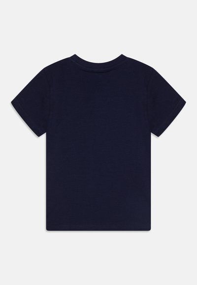 Camiseta de algodón azul marino de manga corta, cuello redondo y un corte simple y limpio; textura suave y sin patrones visibles.