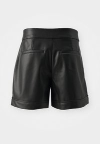 Černé kožené šortky s hladkým povrchem, vysokým pasem a dvěma zadními kapsami. V dolní části mají přeložený lem.