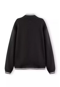 Czarny sweter z ribbowym szarym kołnierzem i paskowanym dołem. Ma luźny krój, długie rękawy i brak widocznych logo lub wzorów.