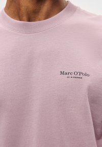 Φωτεινό ροζ φούτερ από βαμβάκι που διαθέτει ριγέ λαιμόκοψη και κεντημένο λογότυπο "Marc O'Polo EST. IN STOCKHOLM" στο στήθος.