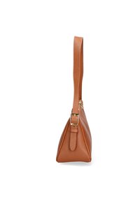 Borsa a tracolla triangolare in pelle marrone con finitura textured, tracolla regolabile e dettagli in metallo dorato sulla tracolla.