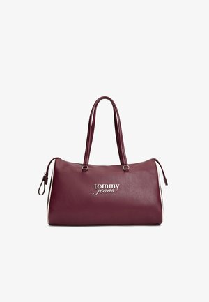 Bolso de cuero rojo oscuro con doble asa, detalles laterales blancos y logotipo plateado "tommy jeans" en la parte delantera, cierres de cremallera a cada lado.