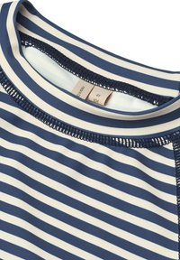 Navy ja valge triibuline rash guard, millel on ümar kaelus, lamedad õmblused ja mugav istuvus. Sildike nähtav kaeluses.