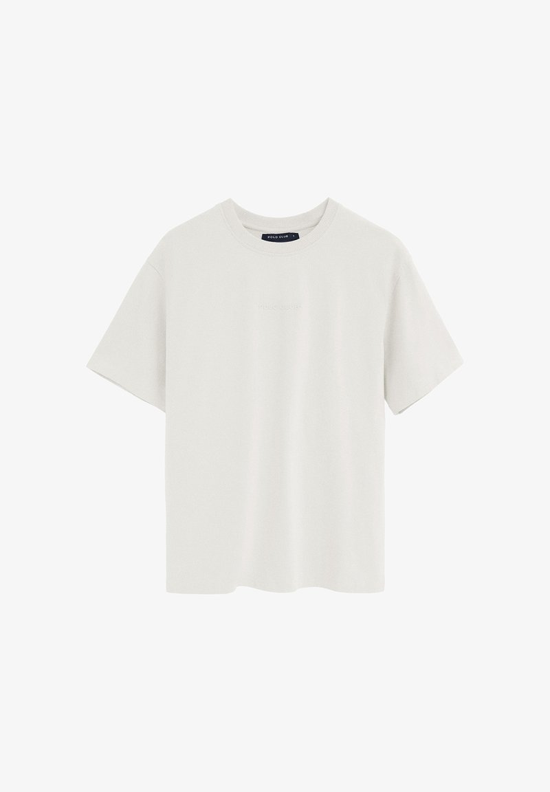 T-shirt blanc à manches courtes et col rond avec une broderie discrète « Polo Club » sur la poitrine et une étiquette noire à l'intérieur du col.