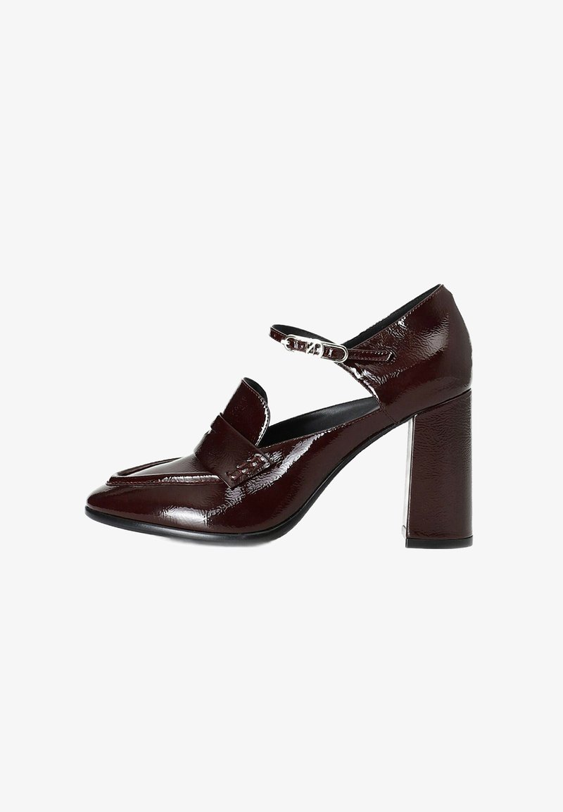 Zapato de charol burdeos de tacón alto con punta afilada, que presenta una única correa y un detalle de hebilla metálica. Tacón texturizado.