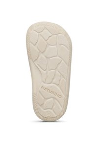 Semelle de chaussure en caoutchouc beige avec des motifs texturés et une adhérence pour plus de traction. Marque notable "NATURINO" et taille "20" en relief sur la surface.