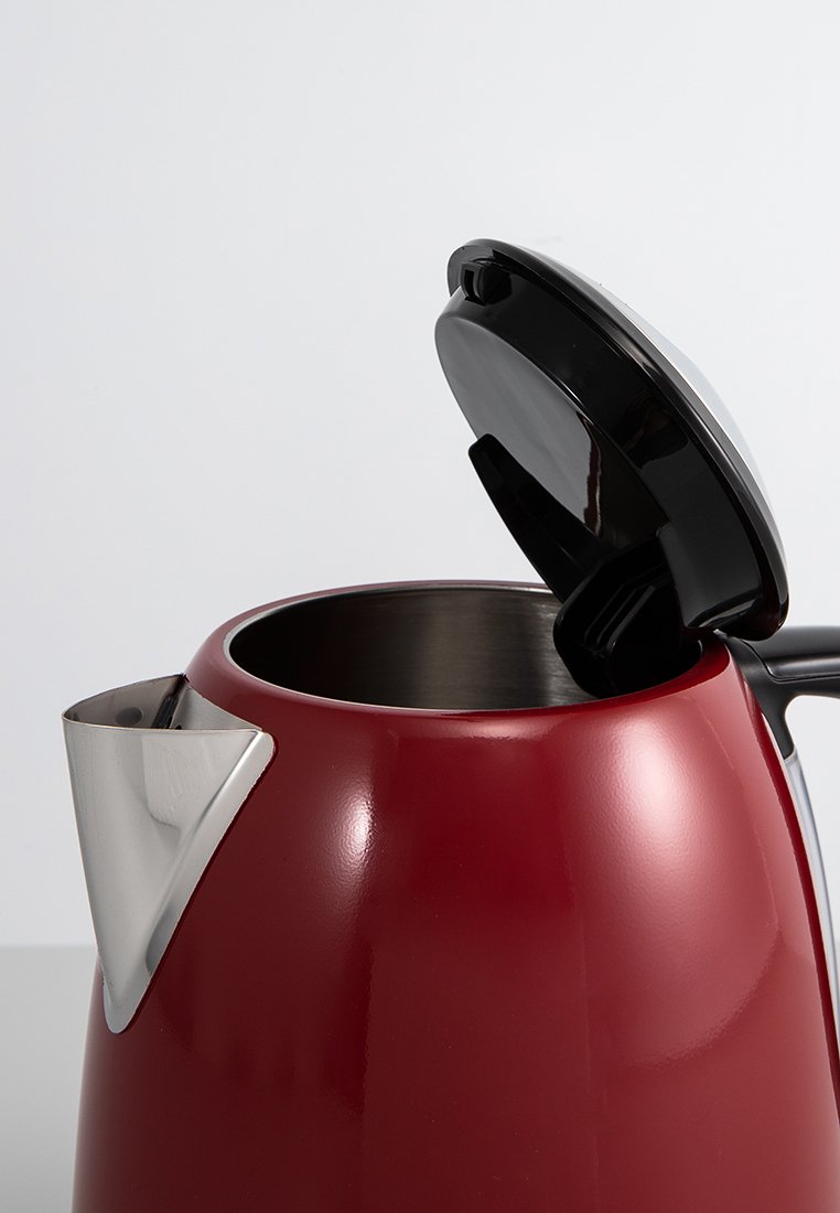 Czerwona czajnik elektryczny ze stalowym dzióbkiem i otwartą czarną pokrywką na jednolitym tle.