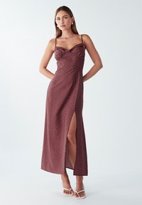 Bordeaux maxi šaty z ľahkého materiálu s bielymi bodkami, obsahujúce predný rozparok, nastaviteľné tenké ramienka a priliehavú bodicu.