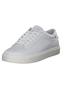 Sneaker in pelle bianca con finitura liscia, punta rotonda e suola piatta in gomma bianca. I lacci e il branding minimale caratterizzano il design.