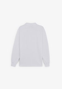 Polo à manches longues en blanc, avec un col classique, un tissu en coton doux et des accents de poignets côtelés. Vue arrière unie.