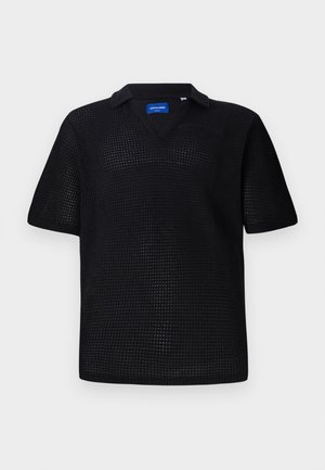 Črna polo majica s kratkimi rokavi iz teksturirane mrežaste tkanine, ki ima V-izrez in ovratnik. Oblikovanje je sproščeno in zračno.