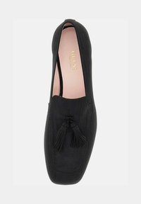 Juodi slip-on batai su siuvinėjimu, su dekoratyviniais kutais priekyje ir lygia, tekstūruota danga. Aukso ženklas matomas viduje.