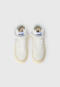 Witte mid-top sneakers gemaakt van leer en synthetische materialen, met een geperforeerde neus, vetersluiting aan de voorkant en een afneembare enkelband.
