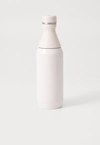 Botella de agua de acero inoxidable, forma cilíndrica, acabado mate en rosa claro, banda plateada cerca de la parte superior, con una tapa enroscada redondeada.