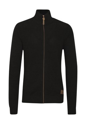 Juodas zip-up megztinis, pagamintas iš tekstūruoto trikotažo. Aukšta apykaklė, vientisos spalvos, su rudos spalvos užtrauktuku ir mažu logotipu kairiajame apatiniame kampe.