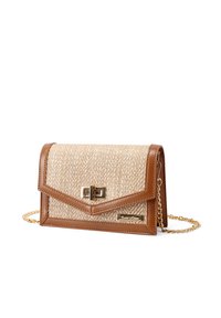Borsa beige intrecciata e color tan con un frontale in tessuto testurizzato, hardware dorato e tracolla a catena. Presenta una patta in stile busta e un logo in evidenza.