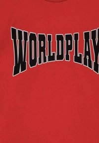 Rød t-shirt med sort buet tekst, der står "WORLDPLAY." Lavet af stof med en glat tekstur, og har en klassisk rund halsudskæring.