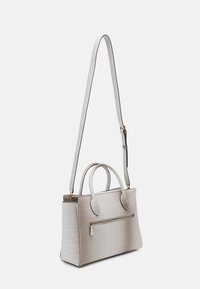 Grå tekstureret håndtaske med lynlåslomme foran, dobbelte håndtag på toppen og aftagelig skulderrem. Glatte detaljer og struktureret form.