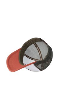 Gorra de camionero con frente blanco, visera naranja y parte trasera de malla marrón. La banda interior tiene un patrón de logotipos repetidos. Forma estructurada.