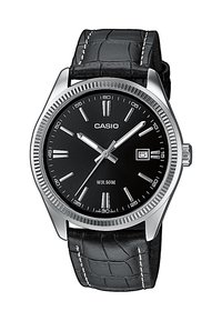 Montre analogique noire avec un boîtier en acier inoxydable, des index des heures argentés, un affichage de la date et un bracelet en cuir noir à motif crocodile. Résistante à l'eau jusqu'à 50 mètres.