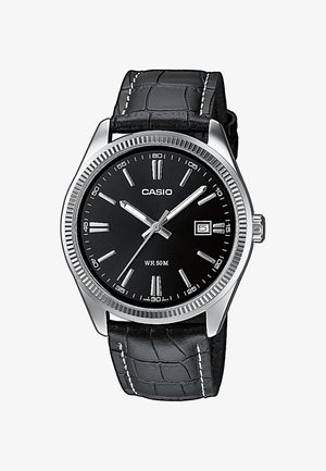 Schwarze Analog-Uhr mit einem Gehäuse aus Edelstahl, silbernen Stundenmarkierungen, einem Datumsdisplay und einem schwarzen Lederarmband im Krokodil-Muster. Wasserdicht bis 50 m.