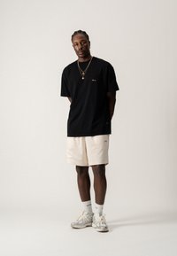 BLKVIS SCRIPT TEE UNISEX - Navadna majica - black