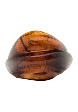 Glatter, polierter dunkler Bernsteinstein mit sichtbaren inneren Blasen und unregelmäßigen schwarzen Adern auf weißem Hintergrund.