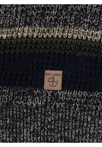 Sweter dzianinowy w poziome pasy w kolorze granatowym, zielonym i kremowym. Posiada tan skórzaną metkę z napisem "KEY LARGO" oraz logo.
