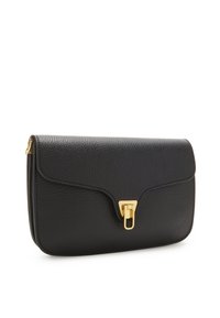 Pochette noire en cuir avec une finition texturée, dotée d'un rabat incurvé et d'un fermoir doré. Forme rectangulaire compacte.